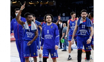 ANADOLU EFES ZAFERİ KUTLUYOR